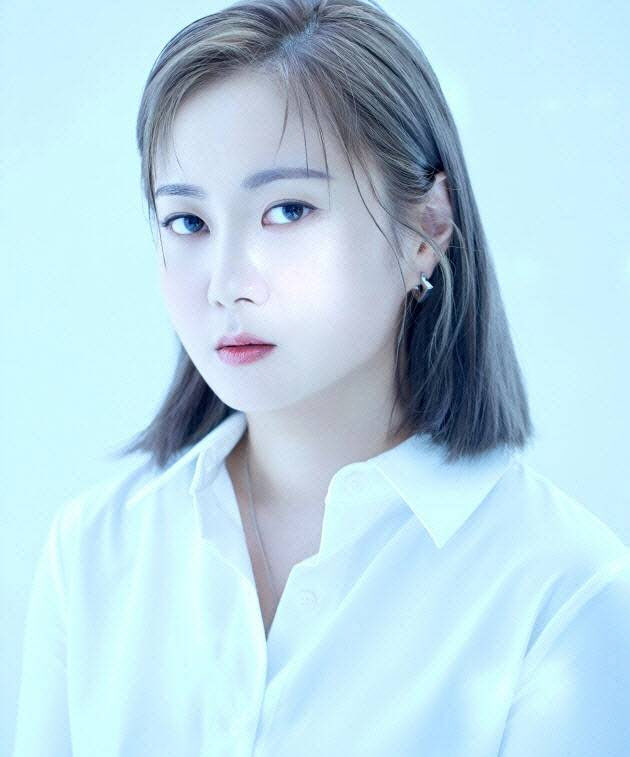 노란 수영복에 섹시한 몸매 어필하는 존예 처자