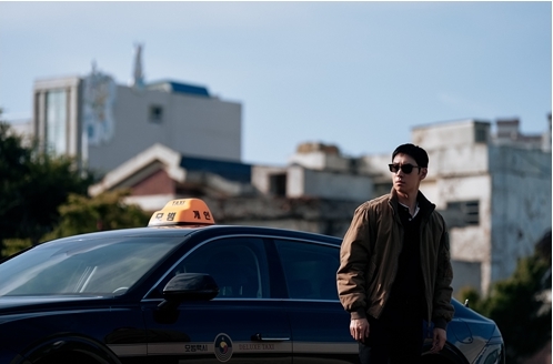 노란 수영복에 섹시한 몸매 어필하는 존예 처자