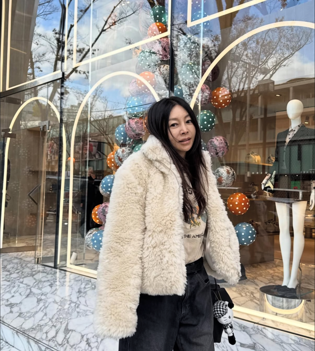 노란 수영복에 섹시한 몸매 어필하는 존예 처자