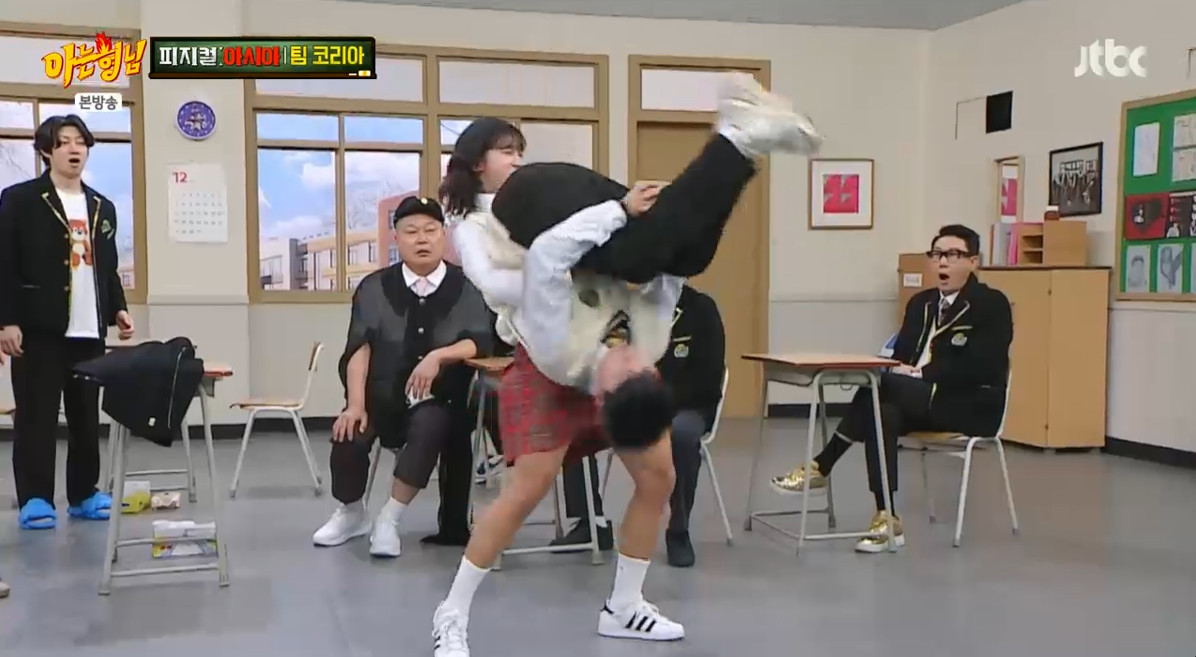 노란 수영복에 섹시한 몸매 어필하는 존예 처자