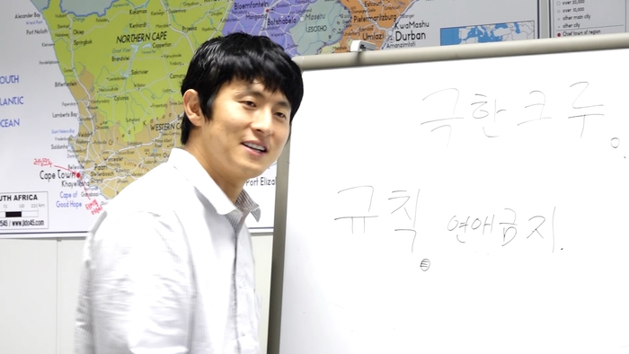 노란 수영복에 섹시한 몸매 어필하는 존예 처자