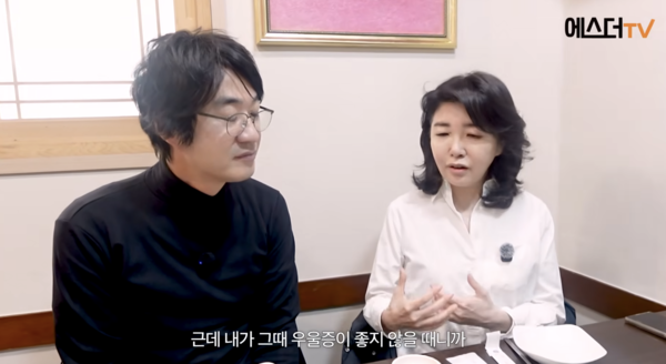 노란 수영복에 섹시한 몸매 어필하는 존예 처자
