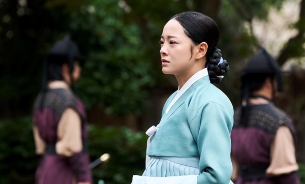 노란 수영복에 섹시한 몸매 어필하는 존예 처자