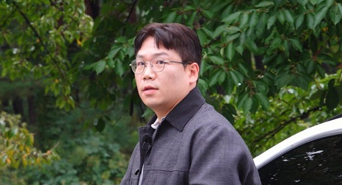 노란 수영복에 섹시한 몸매 어필하는 존예 처자