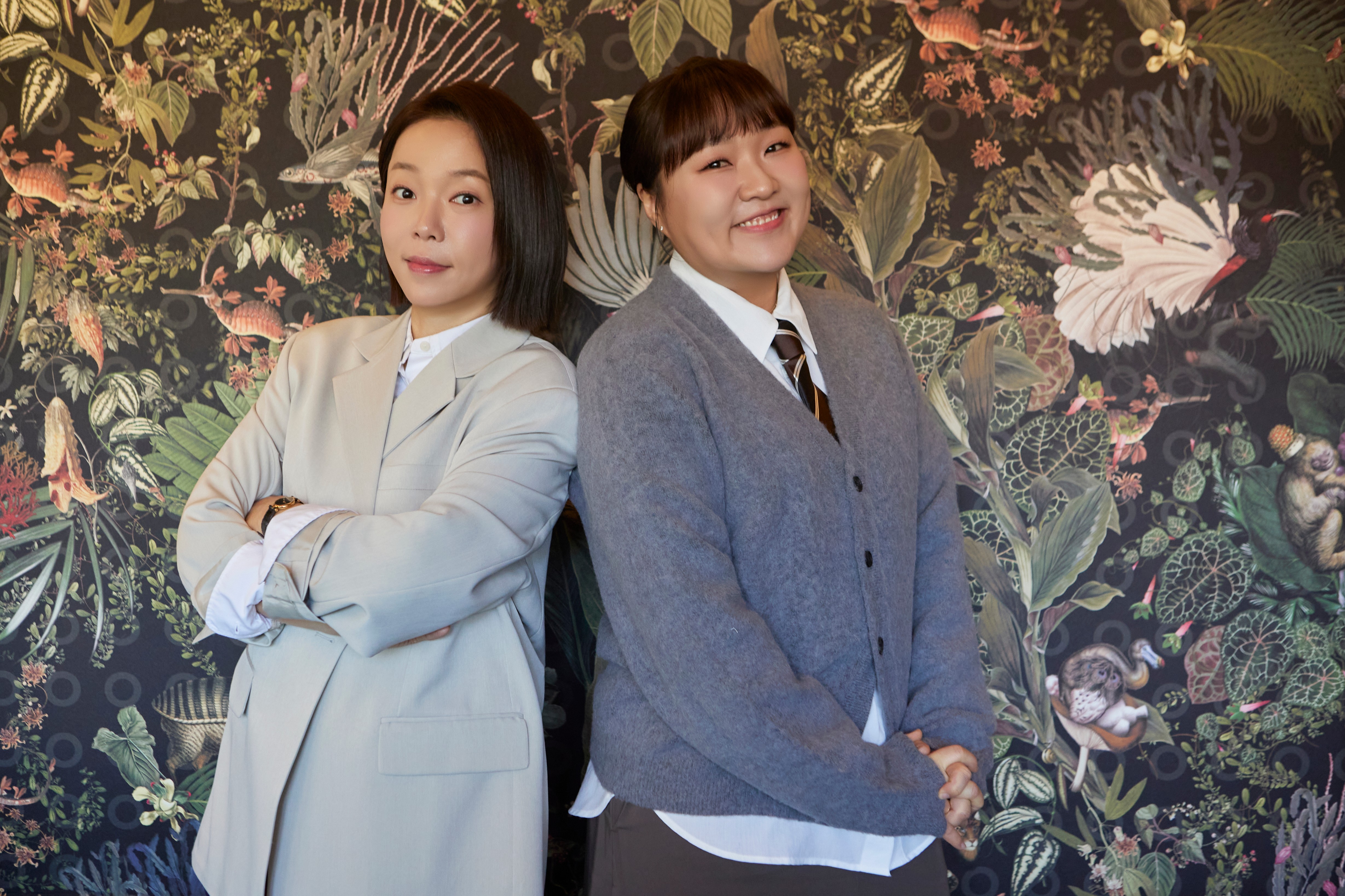 노란 수영복에 섹시한 몸매 어필하는 존예 처자