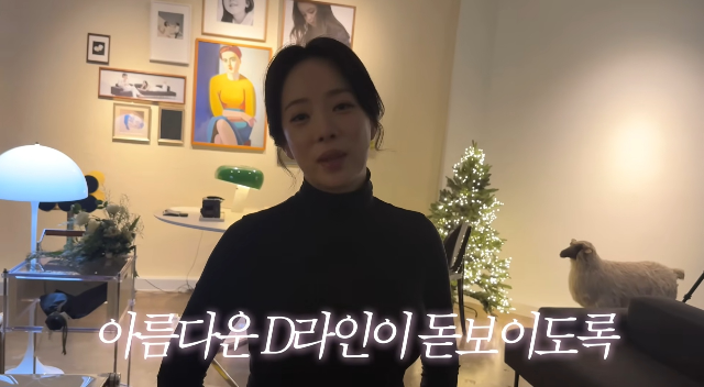 노란 수영복에 섹시한 몸매 어필하는 존예 처자