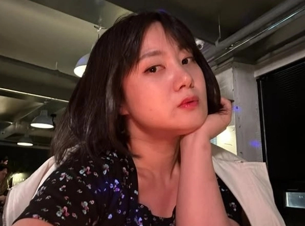 노란 수영복에 섹시한 몸매 어필하는 존예 처자