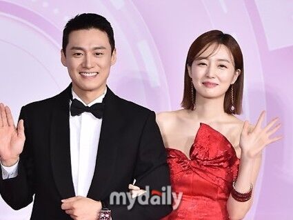 노란 수영복에 섹시한 몸매 어필하는 존예 처자