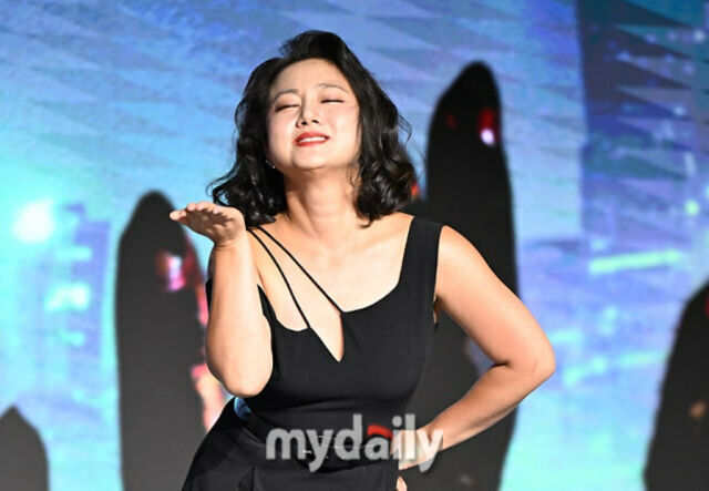 노란 수영복에 섹시한 몸매 어필하는 존예 처자