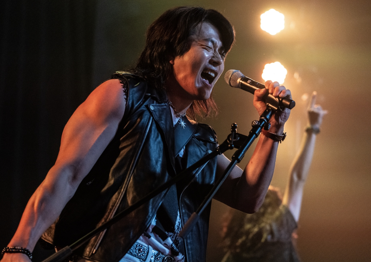 노란 수영복에 섹시한 몸매 어필하는 존예 처자