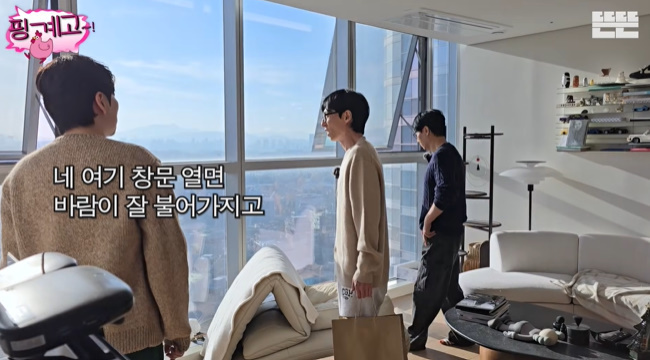 노란 수영복에 섹시한 몸매 어필하는 존예 처자