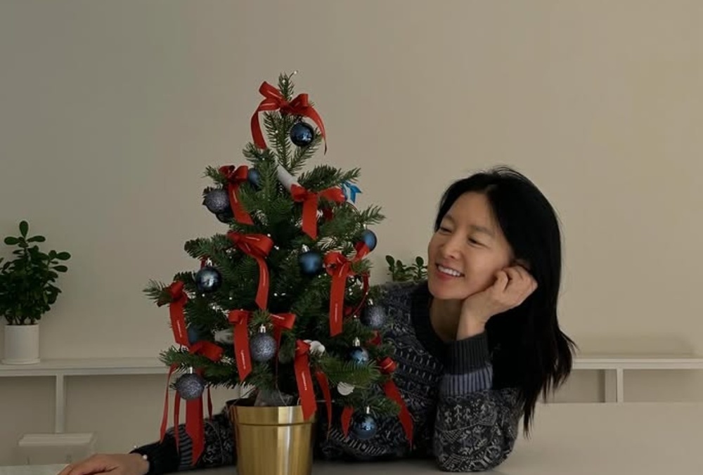 노란 수영복에 섹시한 몸매 어필하는 존예 처자