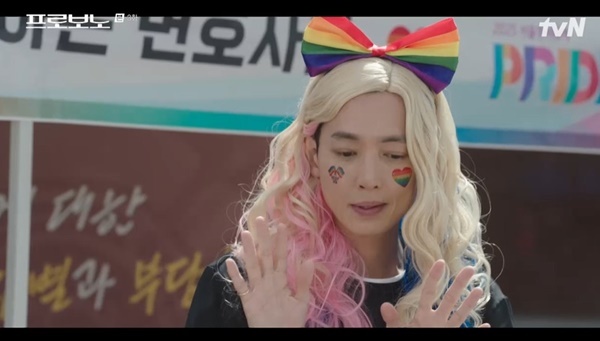 노란 수영복에 섹시한 몸매 어필하는 존예 처자