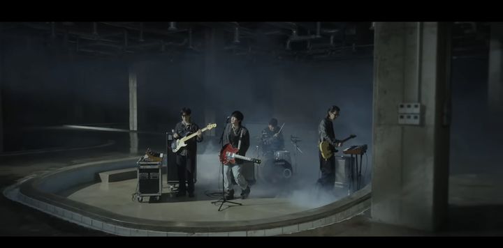 노란 수영복에 섹시한 몸매 어필하는 존예 처자