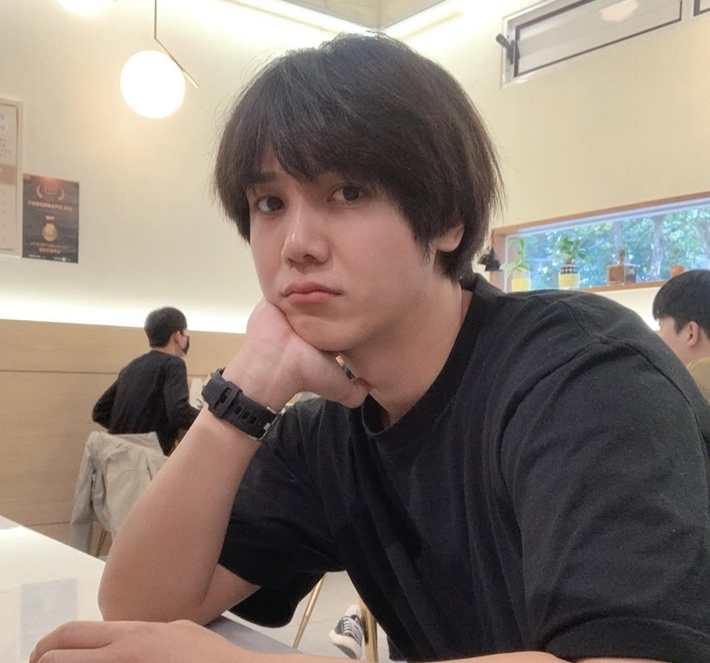 노란 수영복에 섹시한 몸매 어필하는 존예 처자