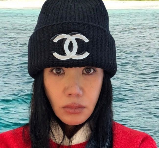 노란 수영복에 섹시한 몸매 어필하는 존예 처자