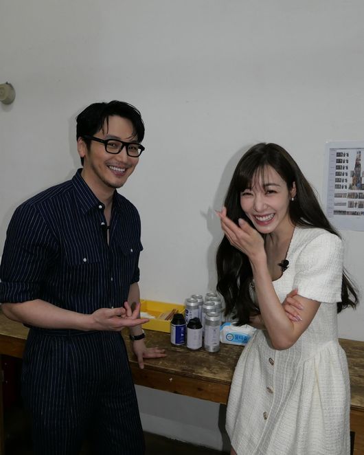 노란 수영복에 섹시한 몸매 어필하는 존예 처자