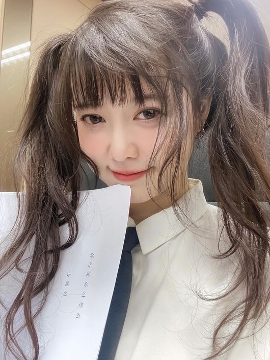 노란 수영복에 섹시한 몸매 어필하는 존예 처자