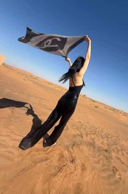 노란 수영복에 섹시한 몸매 어필하는 존예 처자