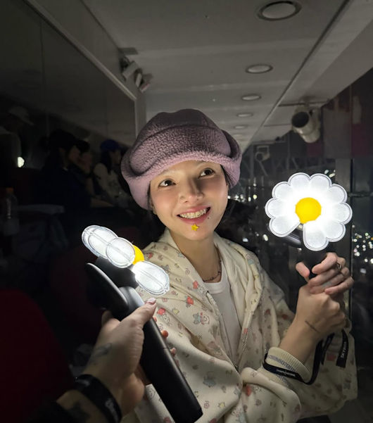 노란 수영복에 섹시한 몸매 어필하는 존예 처자