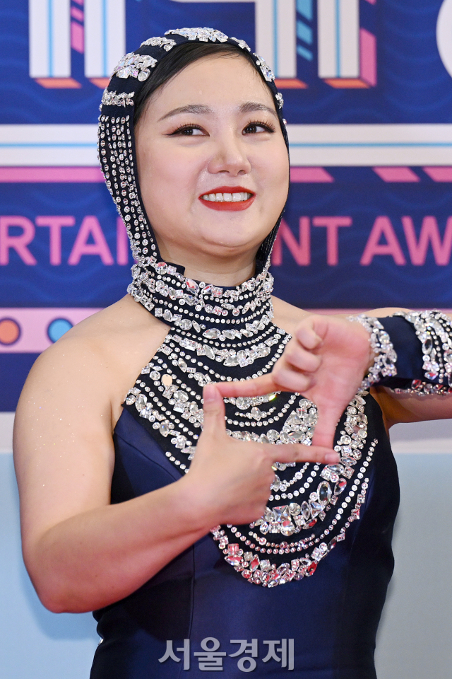 노란 수영복에 섹시한 몸매 어필하는 존예 처자