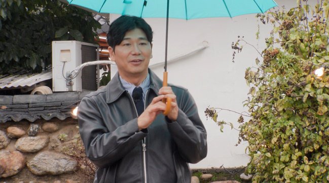 노란 수영복에 섹시한 몸매 어필하는 존예 처자