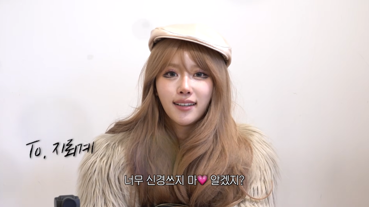 노란 수영복에 섹시한 몸매 어필하는 존예 처자