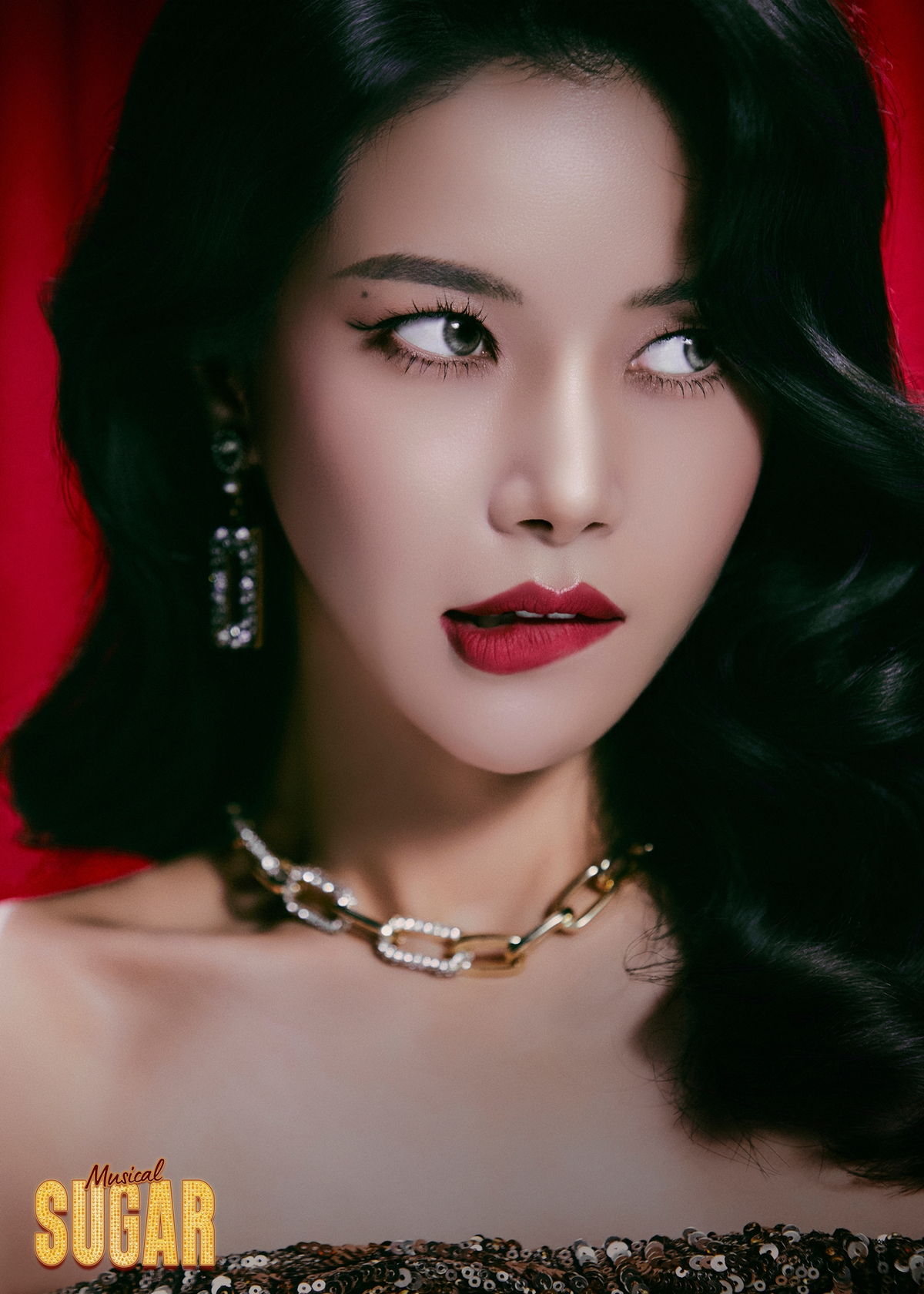 노란 수영복에 섹시한 몸매 어필하는 존예 처자