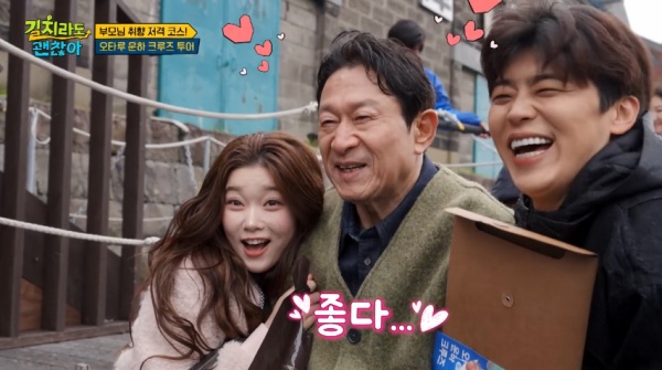 노란 수영복에 섹시한 몸매 어필하는 존예 처자