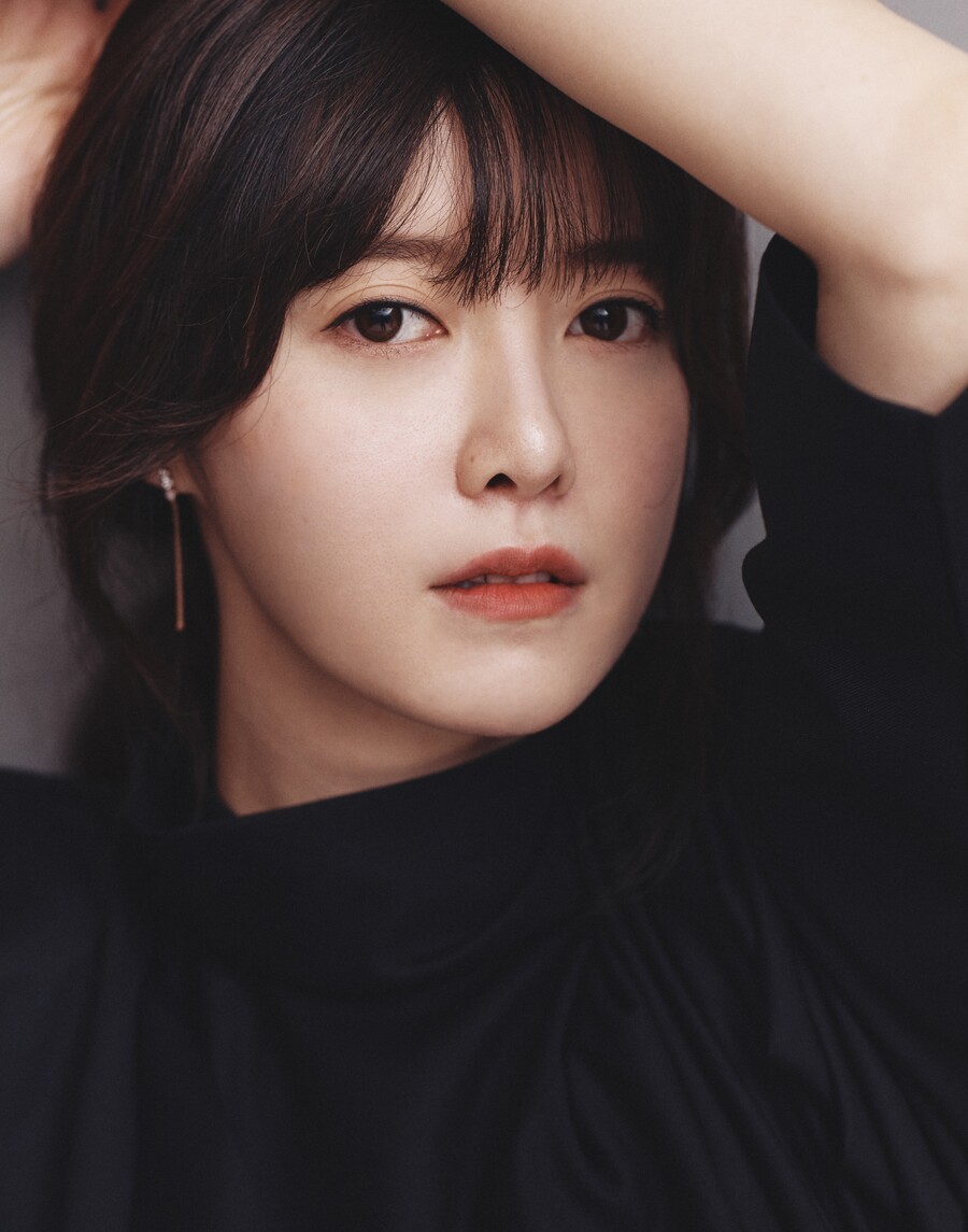 노란 수영복에 섹시한 몸매 어필하는 존예 처자