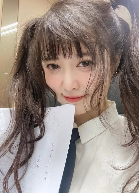 노란 수영복에 섹시한 몸매 어필하는 존예 처자