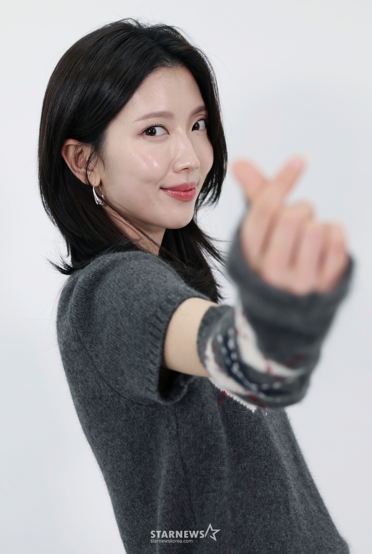 노란 수영복에 섹시한 몸매 어필하는 존예 처자