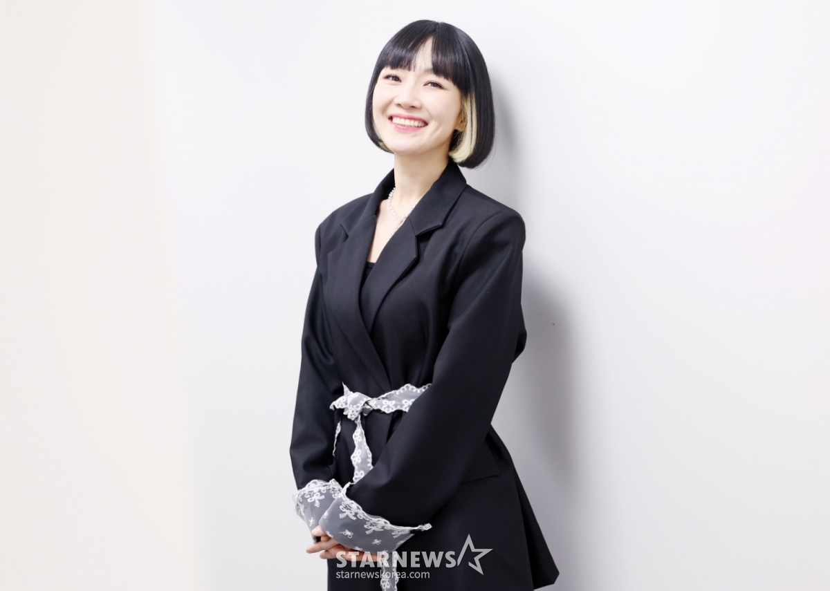 노란 수영복에 섹시한 몸매 어필하는 존예 처자