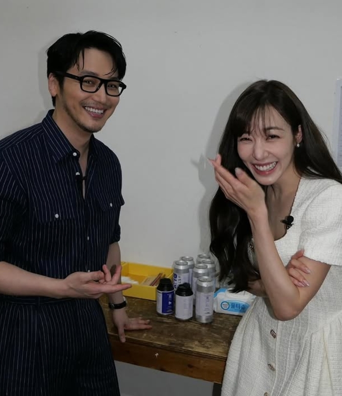 노란 수영복에 섹시한 몸매 어필하는 존예 처자