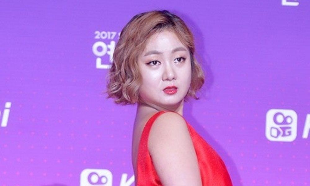 노란 수영복에 섹시한 몸매 어필하는 존예 처자