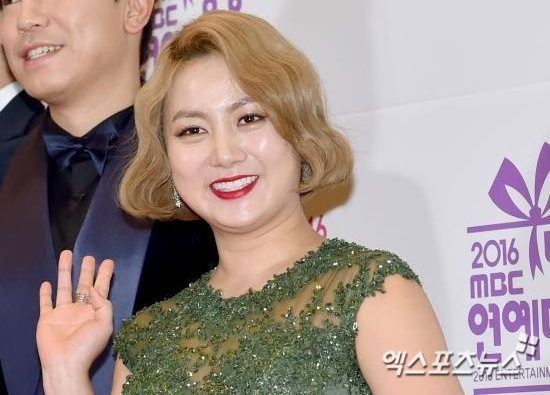 노란 수영복에 섹시한 몸매 어필하는 존예 처자