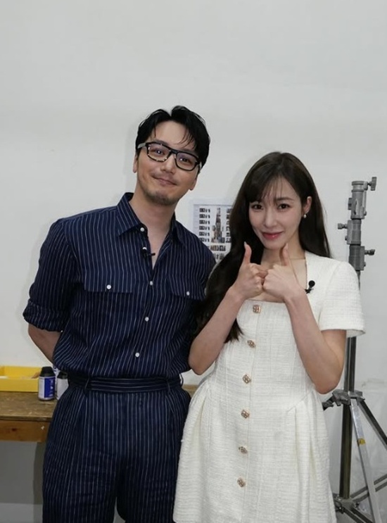 노란 수영복에 섹시한 몸매 어필하는 존예 처자