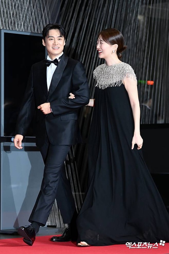 노란 수영복에 섹시한 몸매 어필하는 존예 처자