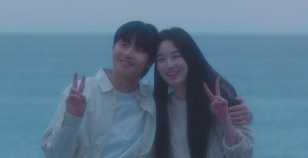 노란 수영복에 섹시한 몸매 어필하는 존예 처자