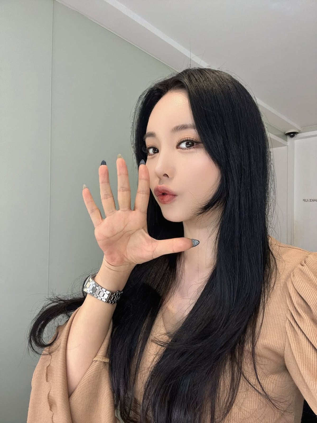 노란 수영복에 섹시한 몸매 어필하는 존예 처자