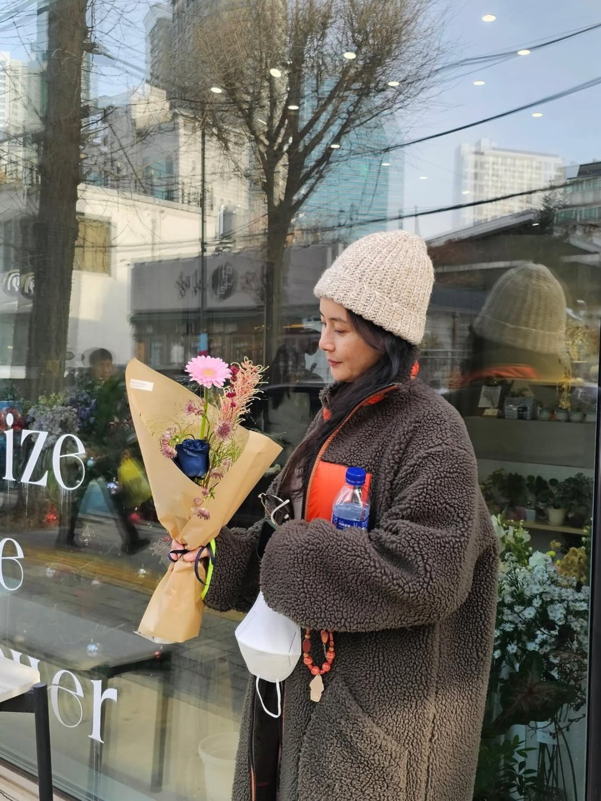 노란 수영복에 섹시한 몸매 어필하는 존예 처자