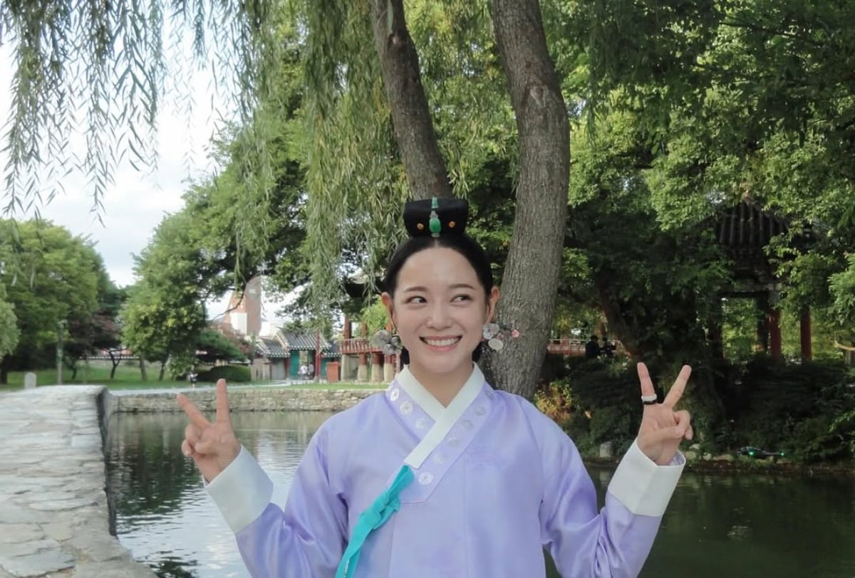 노란 수영복에 섹시한 몸매 어필하는 존예 처자