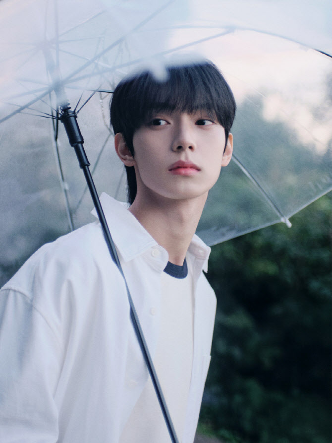 노란 수영복에 섹시한 몸매 어필하는 존예 처자