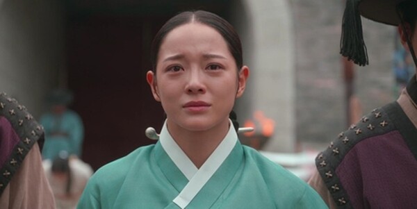 노란 수영복에 섹시한 몸매 어필하는 존예 처자