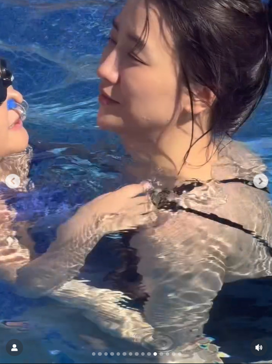 노란 수영복에 섹시한 몸매 어필하는 존예 처자