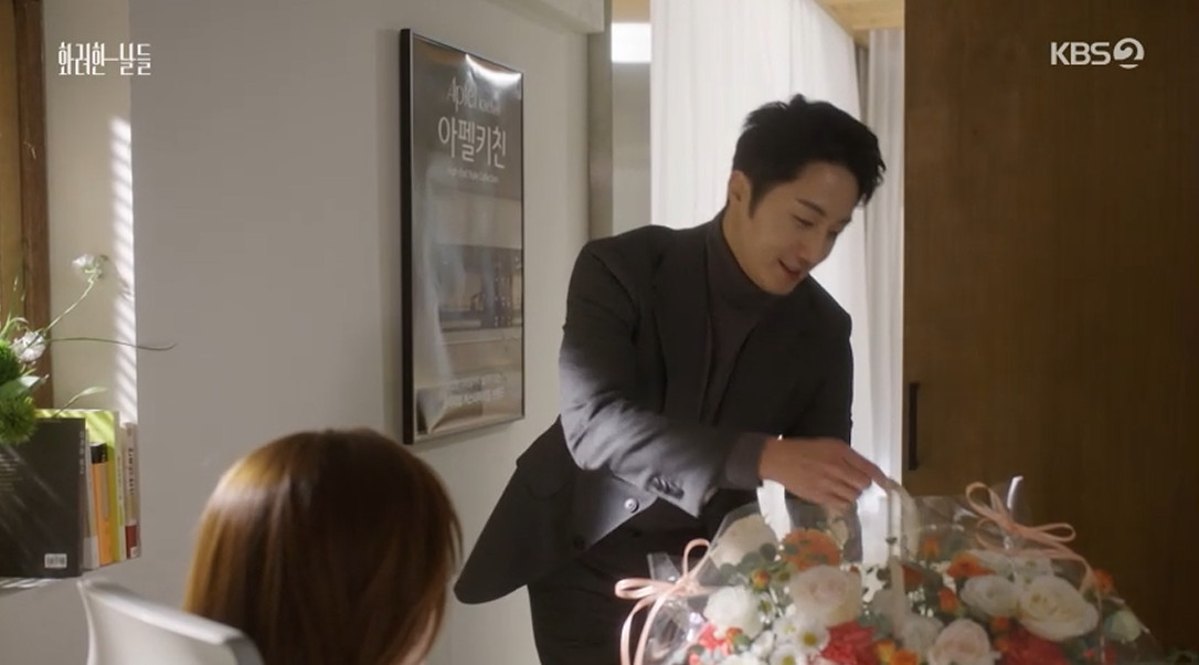 노란 수영복에 섹시한 몸매 어필하는 존예 처자