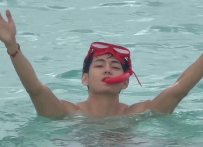 노란 수영복에 섹시한 몸매 어필하는 존예 처자