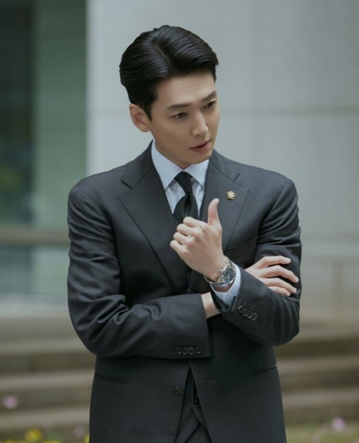 노란 수영복에 섹시한 몸매 어필하는 존예 처자