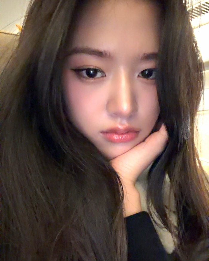 노란 수영복에 섹시한 몸매 어필하는 존예 처자