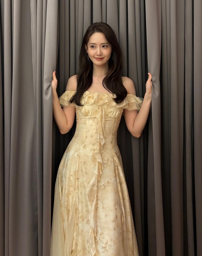 노란 수영복에 섹시한 몸매 어필하는 존예 처자